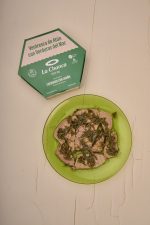 Ventresca de atún con verduras del mar en plato verde
