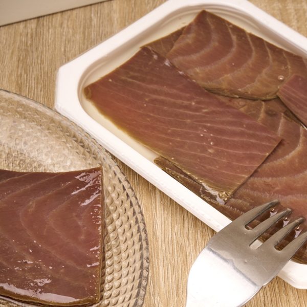 Bandeja abierta de sarda salazonada en aceite
