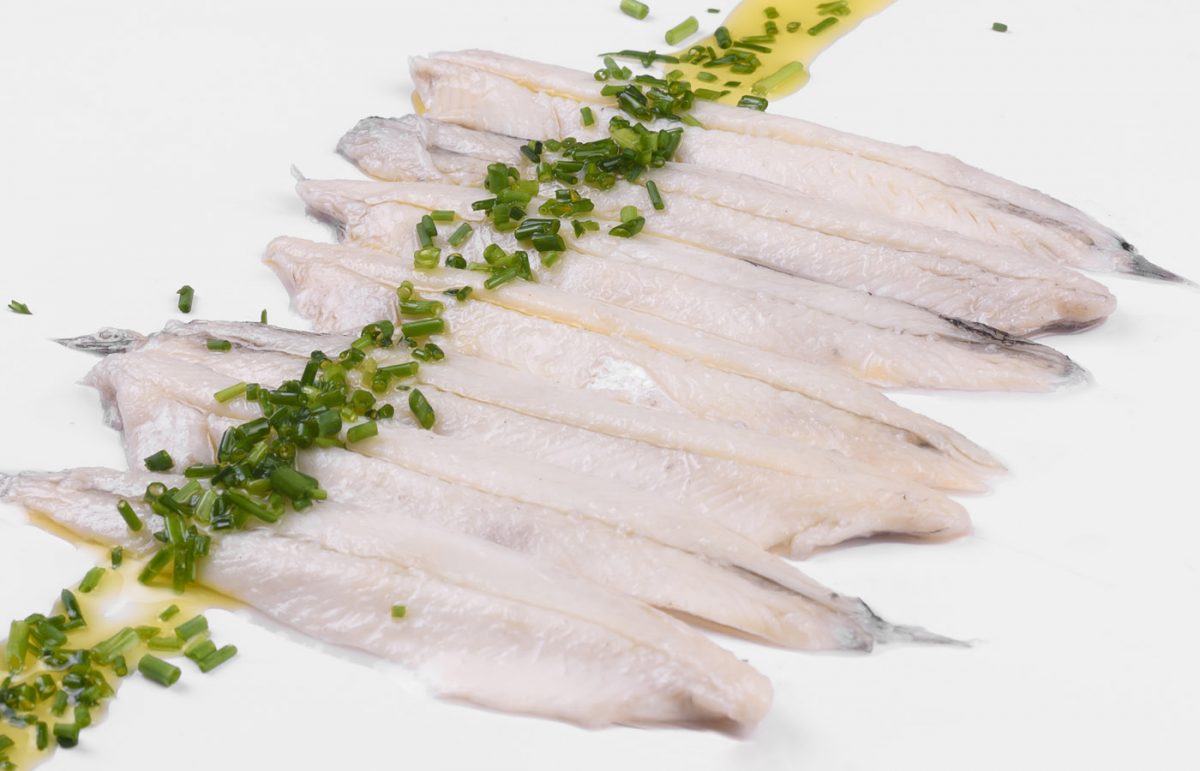 Boquerones en vinagre con aceite de oliva y cebollino picado