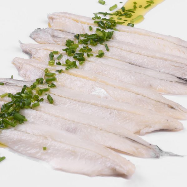 Boquerones en vinagre con aceite de oliva y cebollino picado