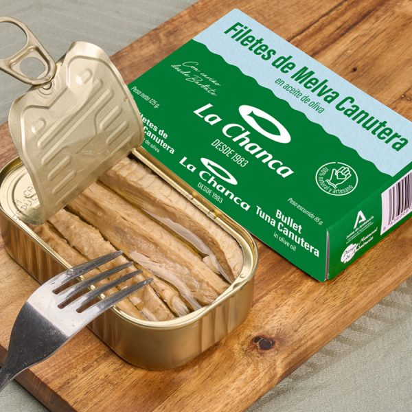 Lata abierta de filetes de melva canutera en aceite de oliva