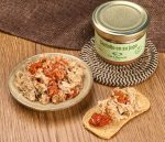 Centollo en conserva servido con tomate sobre tostada