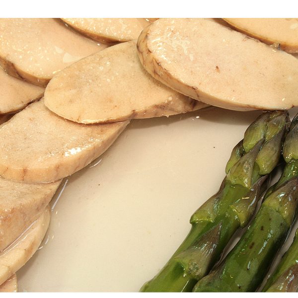 Plato de hueva de merluza cocida acompañada con espárragos