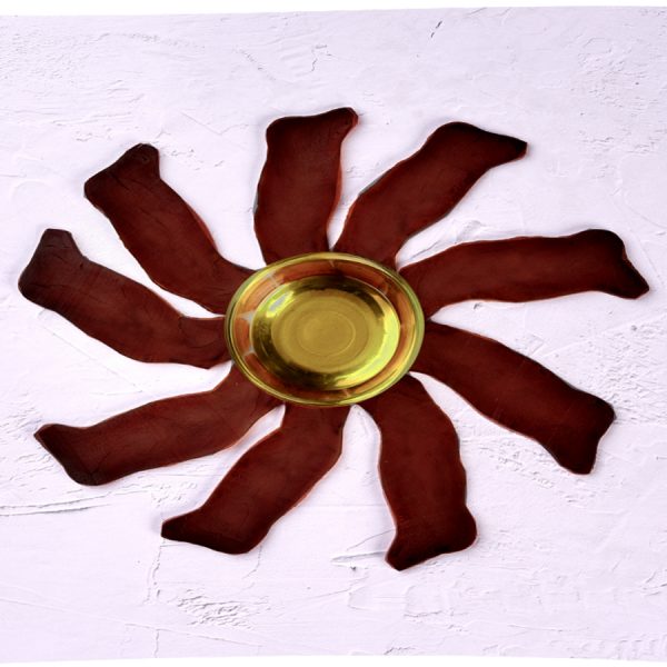 Lonchas de mojama de atún rojo dispuestas alrededor de un cuenco de aceite de oliva