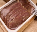 Bandeja abierta de lonchas de atun ahumado en aceite