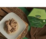 Atún en escabeche servido junto a su envase La Chanca