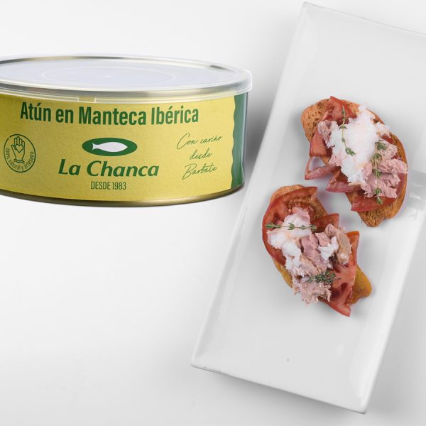 Tostas de atún en manteca ibérica con tomate y tomillo