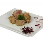 Trozos de atún en plato blanco con perejil