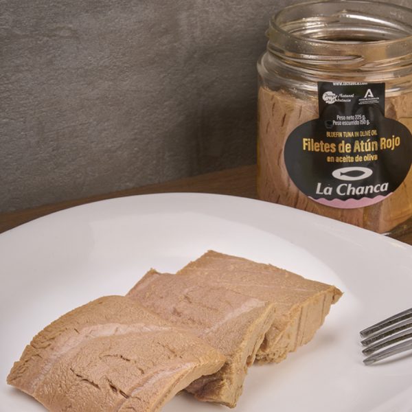 Plato con filetes de atun rojo en aceite de oliva