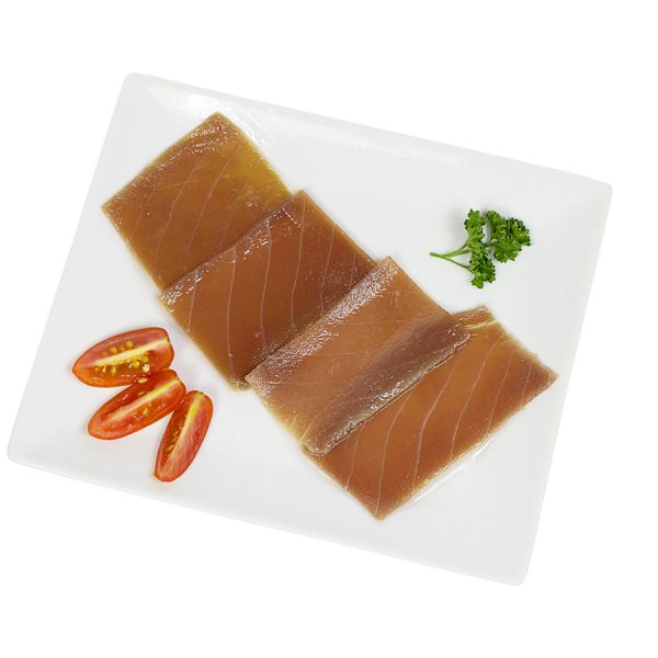 Plato de lonchas de atun salazonado