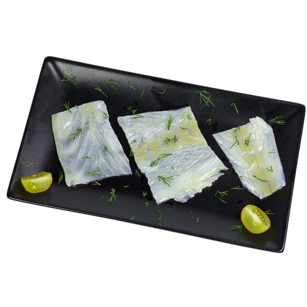Plato de bacalao ahumado en lonchas con aderezo