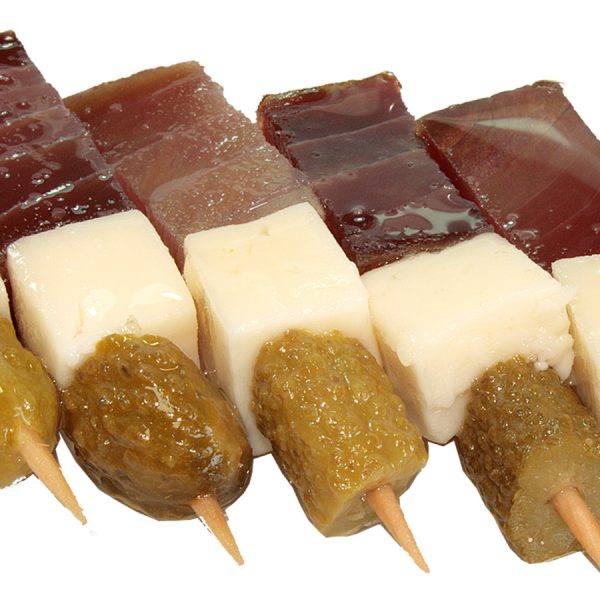 Banderillas de mojama con queso y pepinillo