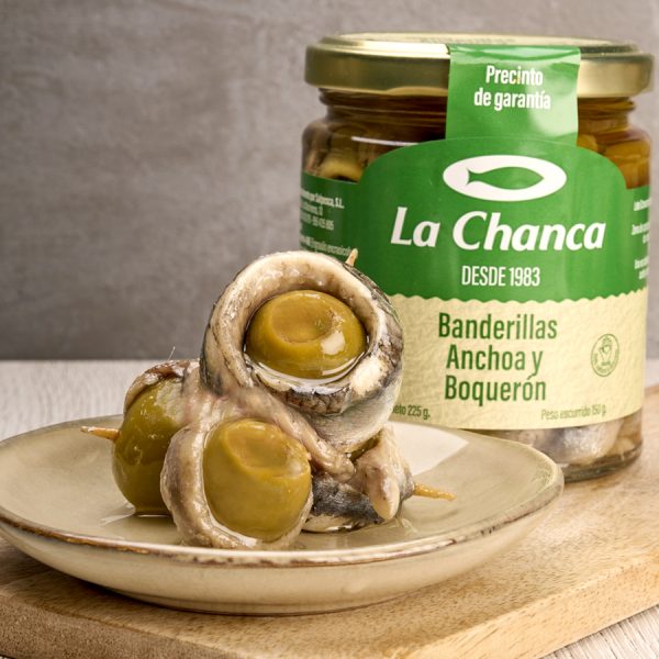 Banderillas de anchoa y boqueron en plato, con envase detrás