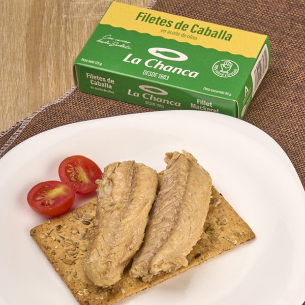 Tosta de filetes de caballa con tomate cherry
