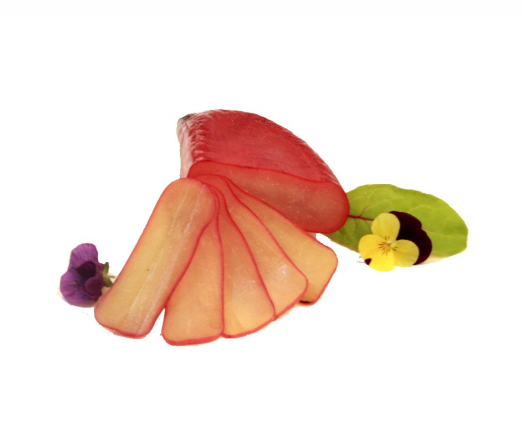 Hueva de maruca cortada en finas lonchas y decorada con flores y hojas