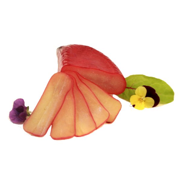Hueva de maruca cortada en finas lonchas y decorada con flores y hojas