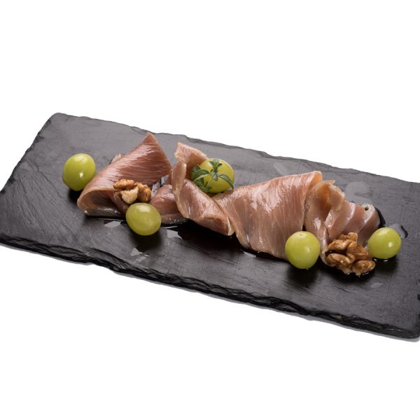Plato con lonchas de atun de ijar y aceitunas