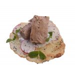 Filetes de melva sobre una base crujiente con queso, rábano y brotes verdes