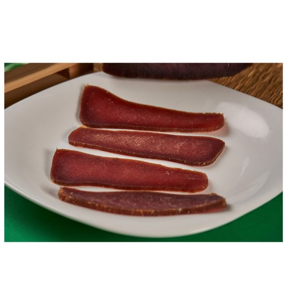 Lonchas de mojama extra en un plato.
