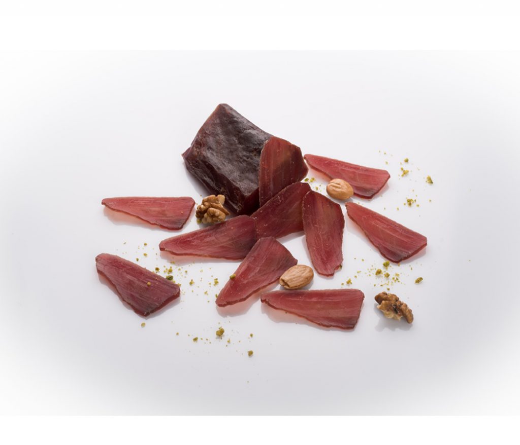 Plato de mojama calidad primera en lonchas acompañada de frutos secos