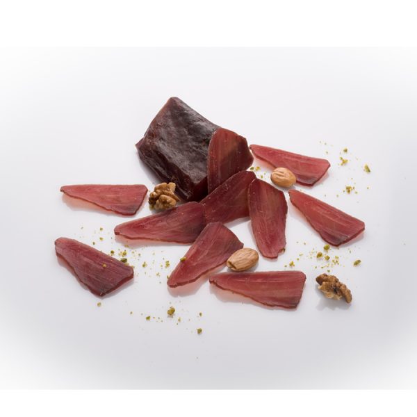 Plato de mojama calidad primera en lonchas acompañada de frutos secos