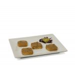 Cuatro tostadas con paté en plato blanco