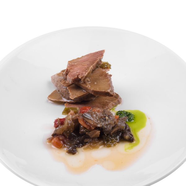 Plato de solomillo de atún en salsa de setas