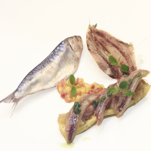 Sardina arenque entera y en filetes, servida con verduras y hierbas aromáticas
