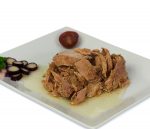 Carne de kebab servida en plato con verduras