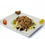 Plato de trozos de atun rojo sobre cama de lechuga