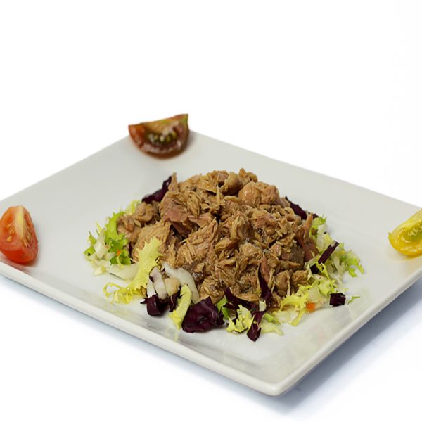 Plato de trozos de atun rojo sobre cama de lechuga