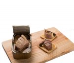 Lata de ventresca de atun en aceite de oliva abierta sobre tabla de madera