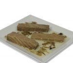 Filetes de bonito en aceite sobre plato blanco