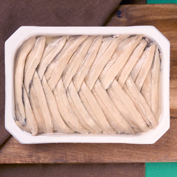 Bandeja abierta de boquerones en vinagre