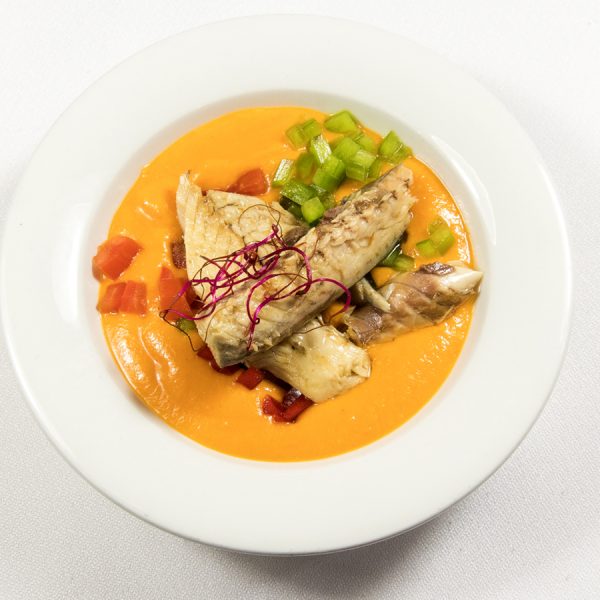 Filetes de caballa sobre salmorejo con pimientos y brotes