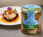Tarro de morrillo de atún La Chanca junto a plato