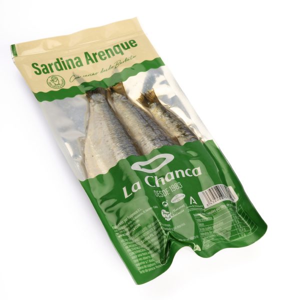 Tres sardinas arenque envasadas al vacío