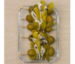 Banderillas de aceitunas, guindillas y anchoas en fuente